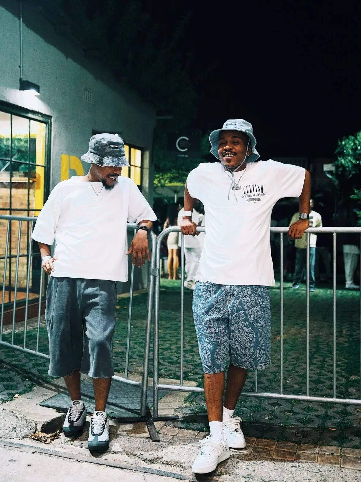 Shakes & Les image 1