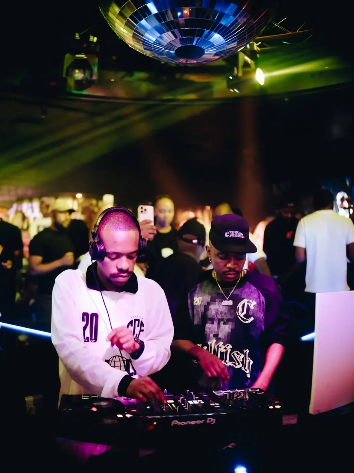 Shakes & Les image 3