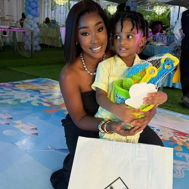 Neu" Afro Chic image 6