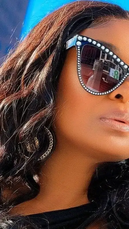 Celma Ribas takes on Chris Brown's challenge and performs a Portuguese version of the song “Residuals”