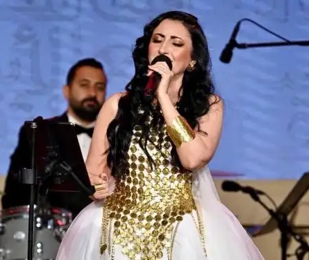 Amira Selim sings for Dalida and Najat Al Saghira during her performance at the closing of the "Egyptian Cultural Week"